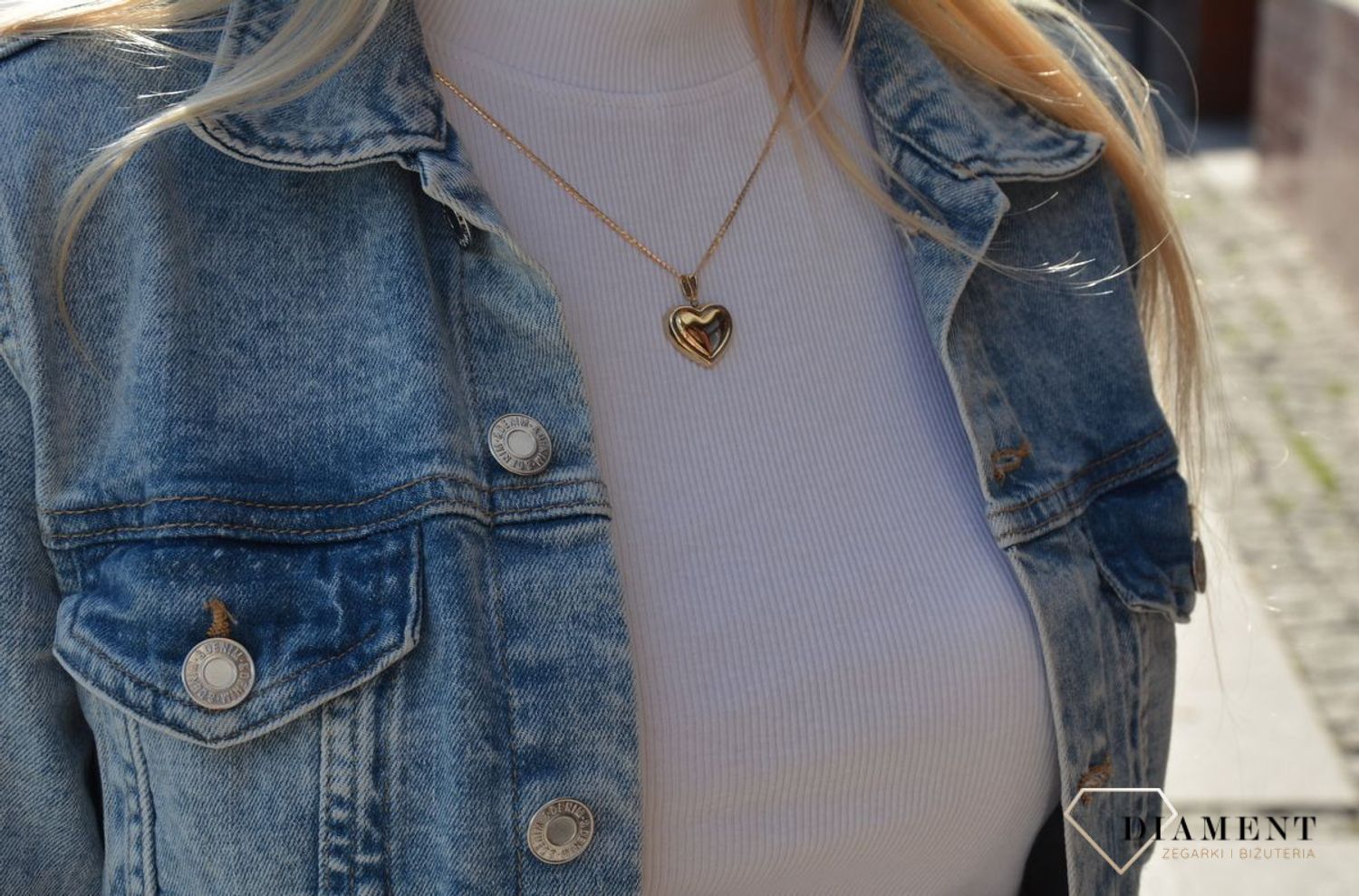 Złoty wisiorek na łańcuszek o ponadczasowej formie serca, wykonany z 8-karatowego złota to biżuteria symbolizująca głęboką miłość i oddanie. (2).jpg